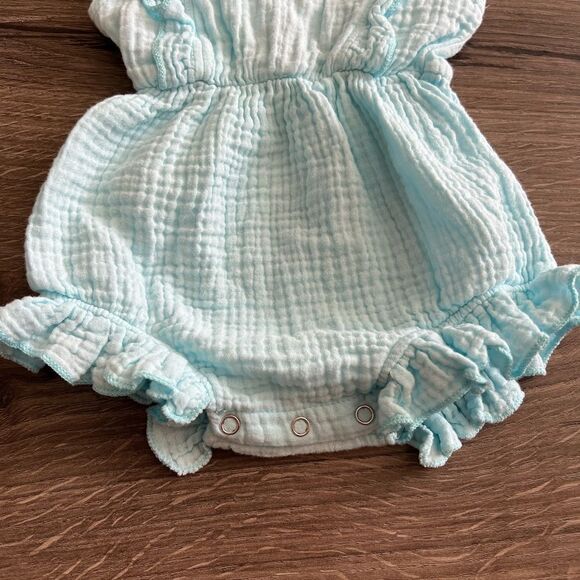 Baby blue muslin romper size 6-9 - Picture 2 of 5